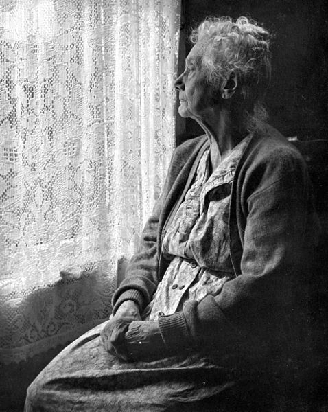 478px-Elderly_Woman_,_B&amp;W_image_by_Chalmers_Butterfield